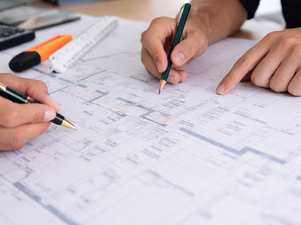 Beratung und Bauplanung – Ingenieurbüro Bad Oeynhausen Planbesprechung mit Bauzeichnungen und Stiften – Beratung, Bauplanung und Projektabstimmung